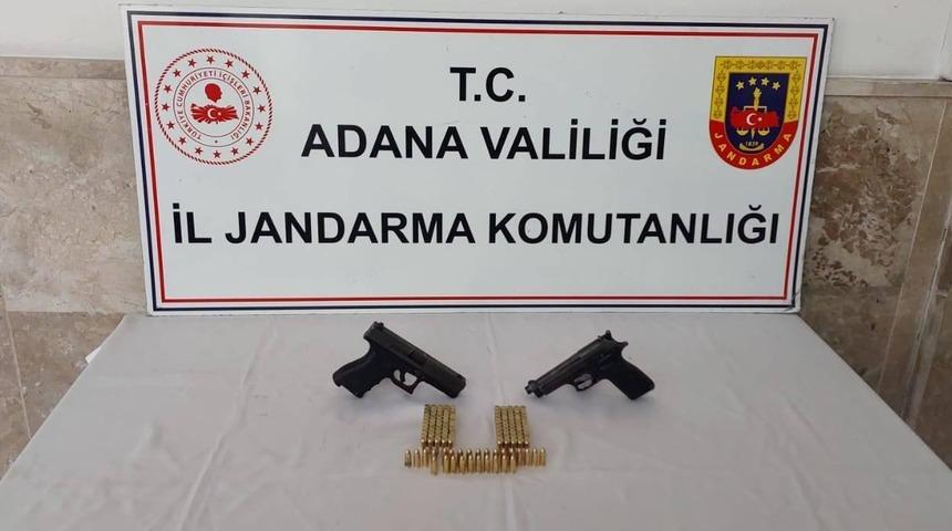 Adana'da gümrük kaçağı 70 cep telefonu ile iki ruhsatsız tabanca ele geçirildi