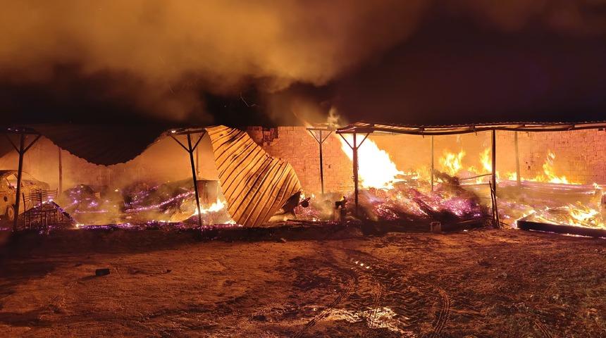 Uşak'ta otomobilde başlayıp eve sıçrayan yangın söndürüldü