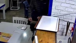 O anlar saniye saniye kaydedildi: Hırsızlık yaparken çalışanla göz göze gelince sorduğu soru komedi filmlerini aratmadı!