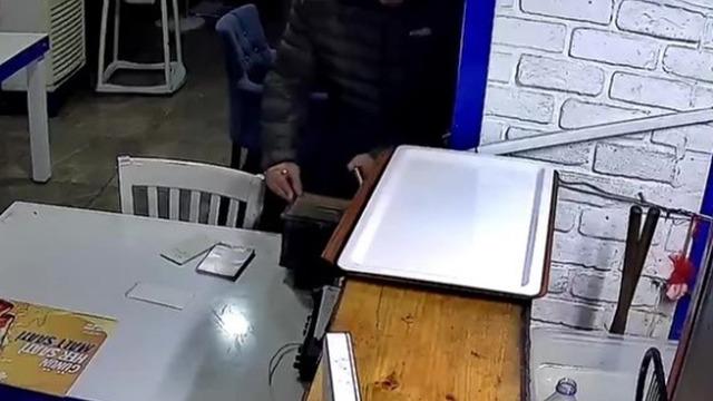 O anlar saniye saniye kaydedildi: Hırsızlık yaparken çalışanla göz göze gelince sorduğu soru komedi filmlerini aratmadı!