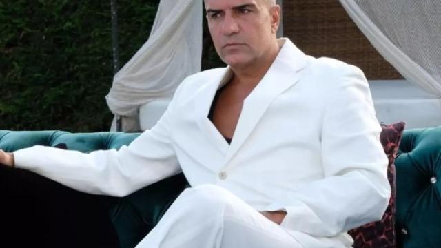 120 milyon TL’lik yatırımıyla gündemdeydi! Berdan Mardini renkli tarzı ve 15 yaş küçük sevgilisiyle galaya damga vurdu! Yorum yağdı...