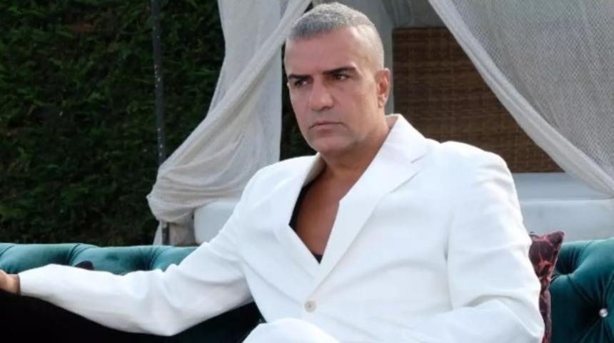 120 milyon TL’lik yatırımıyla gündemdeydi! Berdan Mardini renkli tarzı ve 15 yaş küçük sevgilisiyle galaya damga vurdu! Yorum yağdı...