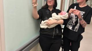 Apandistinin patladığını zanneden kadın hamile olduğunu bilmiyordu! 40 dakika sonra doğum yaptı