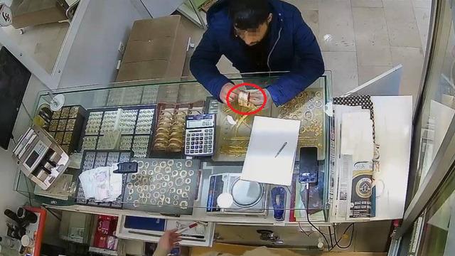 Kuyumcuda vurgun: ‘Bunlar küçük’ dedi beğenmediğini söylediği bilezikleri çalıp kaçarken en önemli şeyi bıraktı!