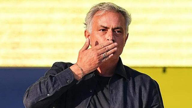 Fenerbahçe'de beklenen ayrılık gerçekleşiyor! Sarı-lacivertlilerde yaprak dökümünü Mourinho başlattı