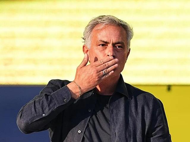 Fenerbahçe'de beklenen ayrılık gerçekleşiyor! Sarı-lacivertlilerde yaprak dökümünü Mourinho başlattı