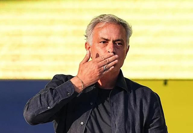 Fenerbahçe'de beklenen ayrılık gerçekleşiyor! Sarı-lacivertlilerde yaprak dökümünü Mourinho başlattı