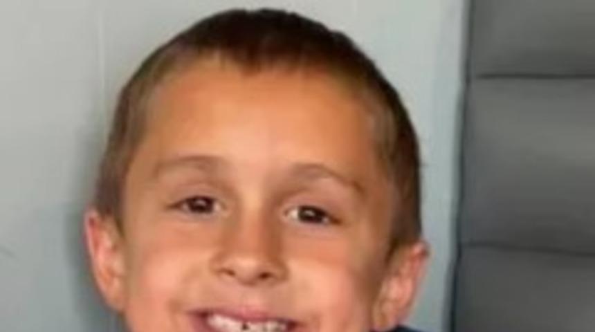 8 yaşındaki çocuk bisikletinden inip 2 köpeği sevdikten sonra köpekler tarafından saldırıya uğradı... Köpeklerin parçaladığı çocuk hayatını kaybetti