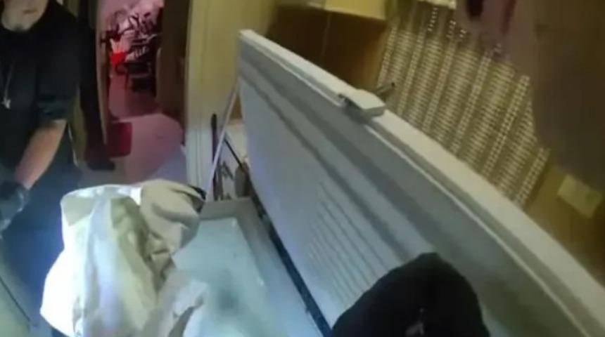 Eve gelen polisler korkunç bir manzarayla karşılaştı! Cesedi dondurucuda katlanmış halde bulundu
