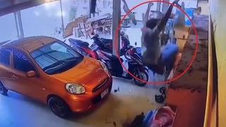 Banyo yapan kadını gözetlemek için tırmandı! Yakalanınca kaçmak isterken fena düştü... O anlar anbean kamerada 