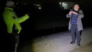 Alkollü sürücü cipiyle toprağa daldı... Polisi görünce telefonu çıkartıp kayda almaya başladı! 