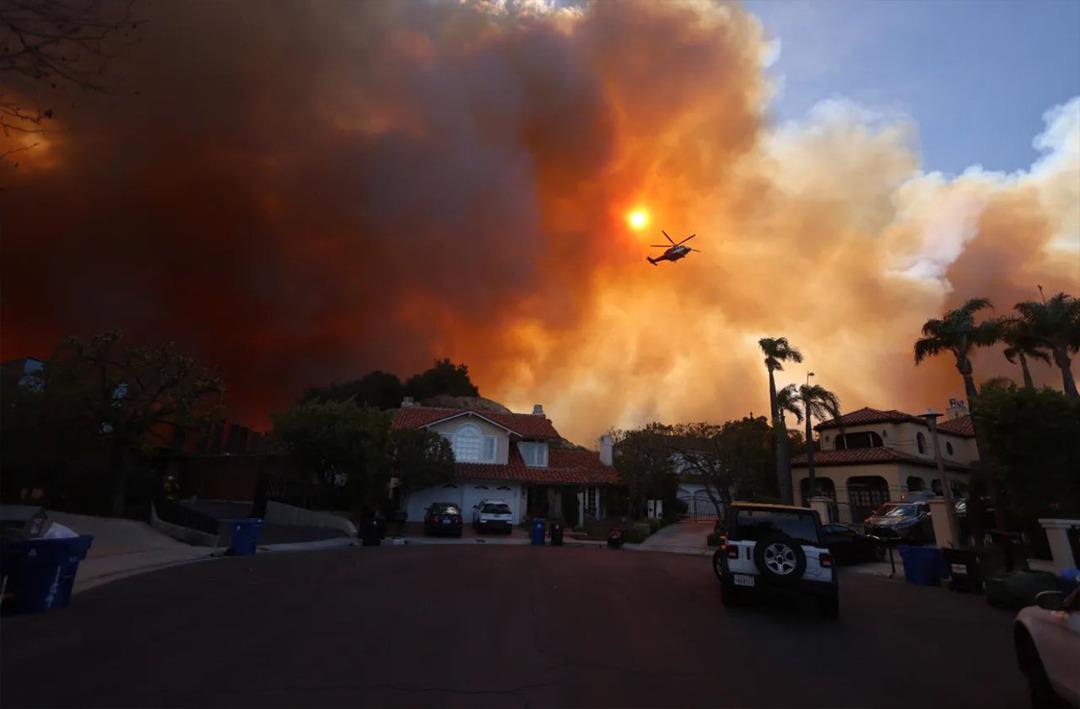 Melekler şehrinden cehennem g&ouml;r&uuml;nt&uuml;leri... Alev alev yanan Los Angeles'tan geriye bir şey kalmadı!