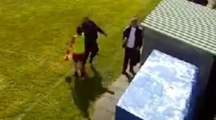 Takımı 8-0  mağlup olunca öfkeden deliye döndü! Teknik direktör yan hakeme yumruk atarak yere serdi... Cezası kesinleşti