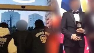 İzmir'de milyonluk vurgun! Gözaltına alındı, 180 bin TL ödeyerek kendisine 'yılın iş adamı' ödülü verdirtmiş