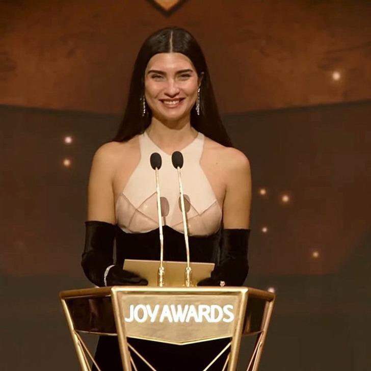 Tuba Büyüküstün Arapça konuştu, Joy Awards gecesine damga vurdu! "Yüzü, güzelliği ve nezaketi nefes kesici!"  G4