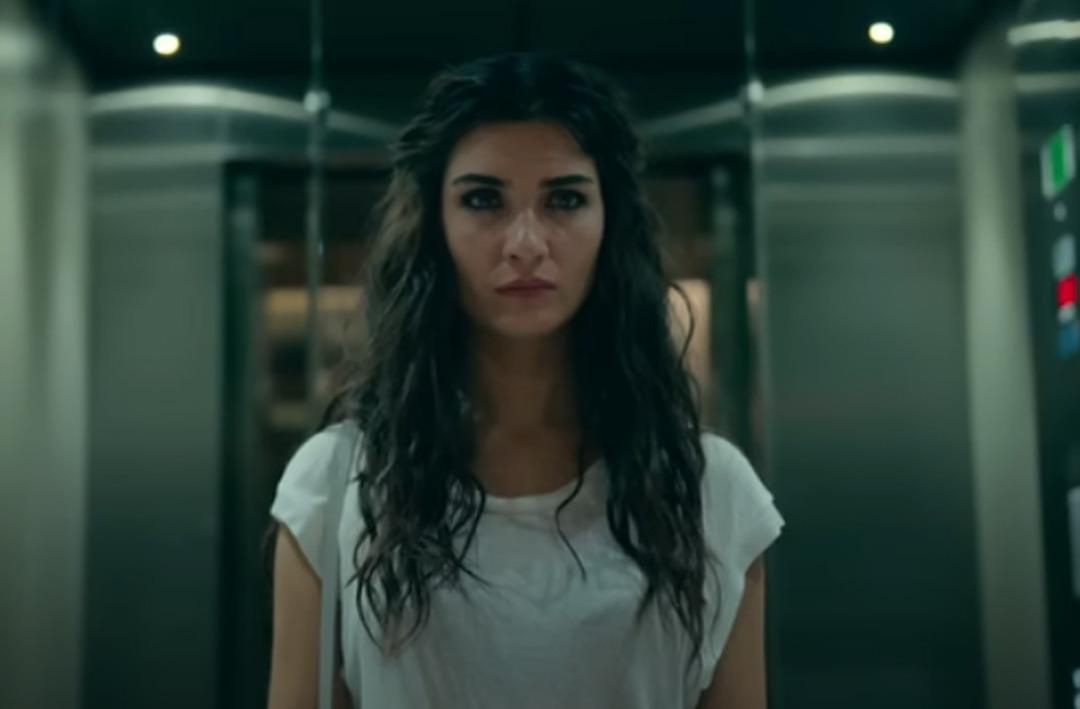 Tuba B&uuml;y&uuml;k&uuml;st&uuml;n Arap&ccedil;a konuştu, Joy Awards gecesine damga vurdu! "Y&uuml;z&uuml;, g&uuml;zelliği ve nezaketi nefes kesici!" 