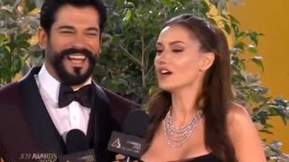 Fahriye Evcen ve Burak Özçivit Riyad'da İngilizce konuşunca dile düştü! Bırak da hanım konuşsun