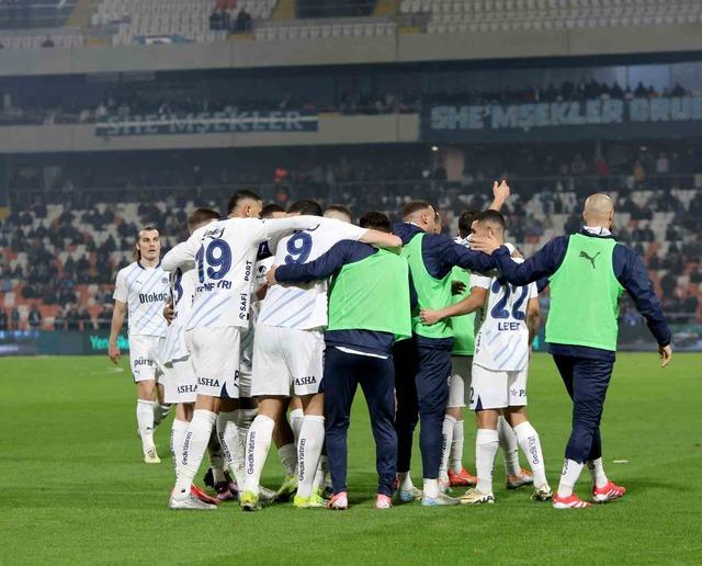 Fenerbahçeli futbolcular Adana Demirspor galibiyetinin ardından konuştu: "Hepimizin arası Mourinho ile çok iyi!" Cenk Tosun, İrfan Can Eğribayat, Levent Mercan...