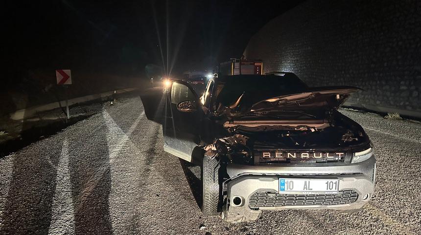 Balıkesir'de aracı şarampole devrilen sürücü yardım için yola çıktığı esnada başka bir aracın çarpmasıyla öldü