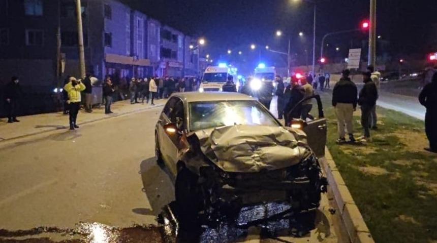 Bursa'da iki otomobilin çarpışması sonucu 5 kişi yaralandı