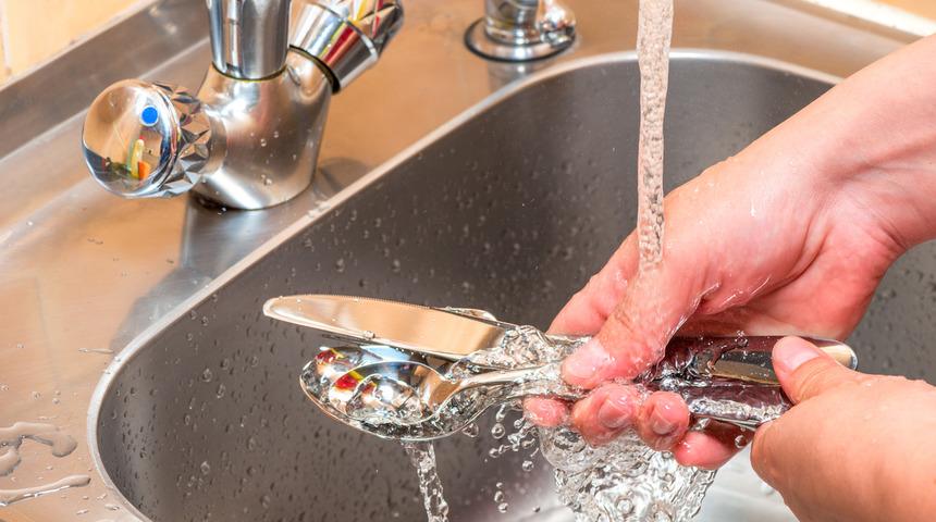 5 dakikada ışıl ışıl oluyor: Deterjansız &ccedil;atal kaşık bı&ccedil;ak parlatma y&ouml;ntemi!