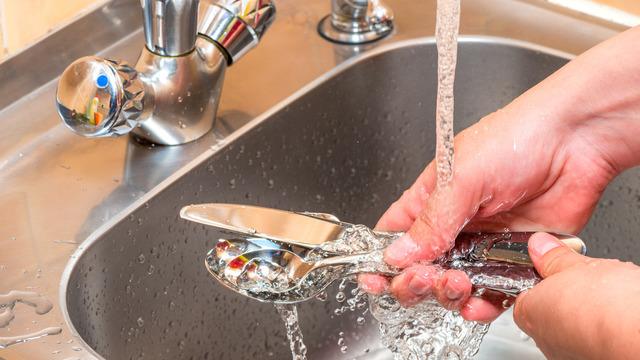 5 dakikada ışıl ışıl oluyor: Deterjansız çatal kaşık bıçak parlatma yöntemi!