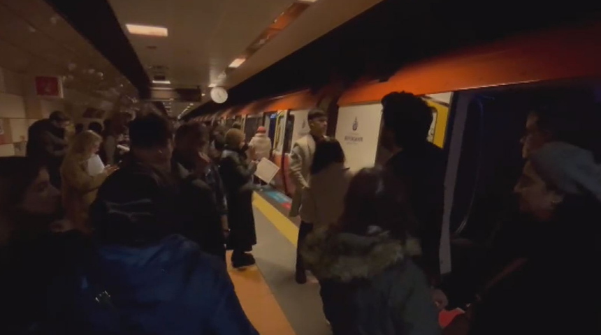 İstanbul'da metro hattında elektrik kesintisi! Asansörler ve merdivenler çalışmadı! Vatandaşlar tahliye edildi...