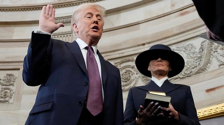 Donald Trump'ın yemin töreninde o an dikkat çekti! İncil'e elini koymadı