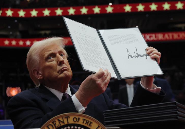 Trump hızlı başladı! Yeni kararnameleri imzaladı, 78'ini iptal etti... 1600 kişiye af çıkardı! Açık açık soruldu: "İlk günden diktatör mü oldunuz?" G1