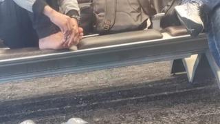 Havalimanında mide bulandıran görüntüler! Terliklerini çıkartıp ayak tırnaklarını herkesin ortasında kesmeye başladı: O kadar korkunçtu ki...