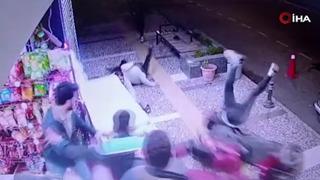 Görüntüler James Bond filminden fırlamış gibi! Motosikletle iki kişiyi devirip kalabalık grubun arasına daldı...