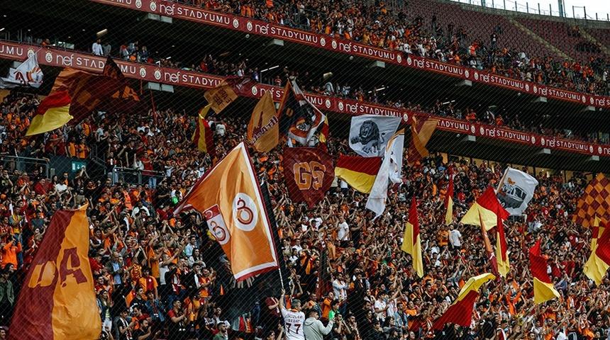 Galatasaray tribünlerinden Fenerbahçe'ye 5 yıldızlı pankart göndermesi! 