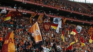 Galatasaray tribünlerinden Fenerbahçe'ye 5 yıldızlı pankart göndermesi! 