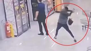 Süpermarket çalışanı azarlandığı patronunu kocasına şikayet etti! Kocası kürekle patronuna saldırdı: Anbean kamerada...