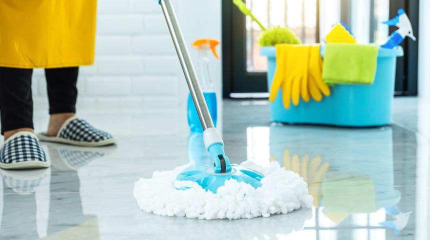 G&uuml;nlerce toz tutmayan karışım: Temizlik suyuna bu 3 malzemeyi eklemek yetiyor!