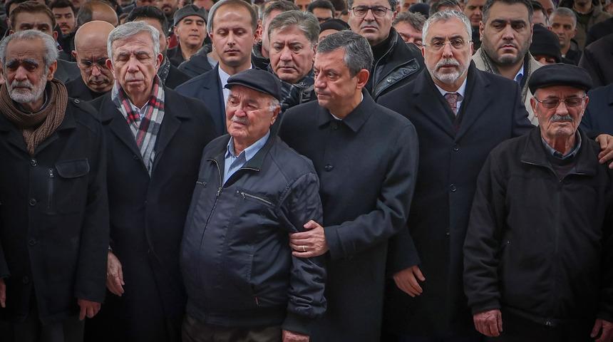 Çetiz ailesi son yolculuğuna uğurlandı! Cenaze törenine Özgür Özel de katıldı 