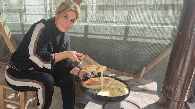 Depremzede kadına odun ateşinde pişirdiği kömbe geçim kaynağı oldu! 4 kişiye istihdam sağladı