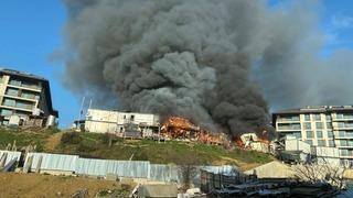 Son dakika | Dumanlar İstanbul'un birçok yerinden görüldü! İşçilerin kaldığı konteynerde yangın söndürüldü