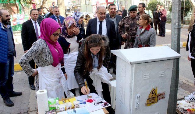 Trafolar asker ve bayrak resimleriyle süslendi