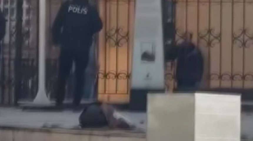 Fatih'te namazdan çıkan cemaate bıçaklı saldırı! Önce cebindeki paraları yırttı sonra dehşet saçtı! 