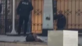 Fatih'te namazdan çıkan cemaate bıçaklı saldırı! Önce cebindeki paraları yırttı sonra dehşet saçtı! 