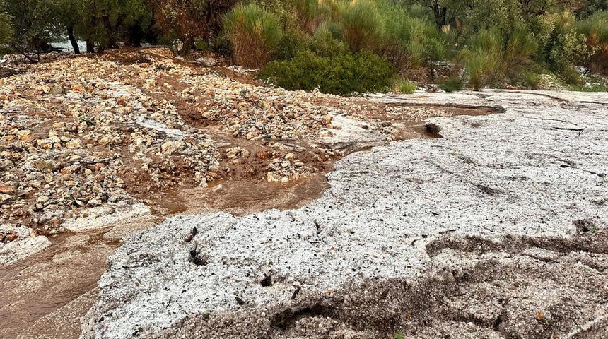 Antalya'da şiddetli yağış sele neden oldu! Yol ulaşıma kapandı, sürücüler mahsur kaldı