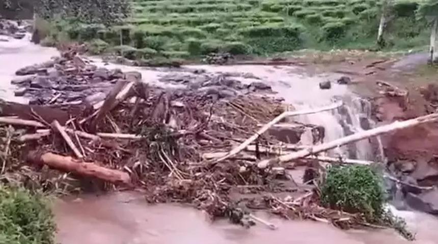 Korkunç heyelan bir çok insanın canını aldı! Tam 20 kişi hayatını kaybederken kayıp 7 kişi hala aranıyor