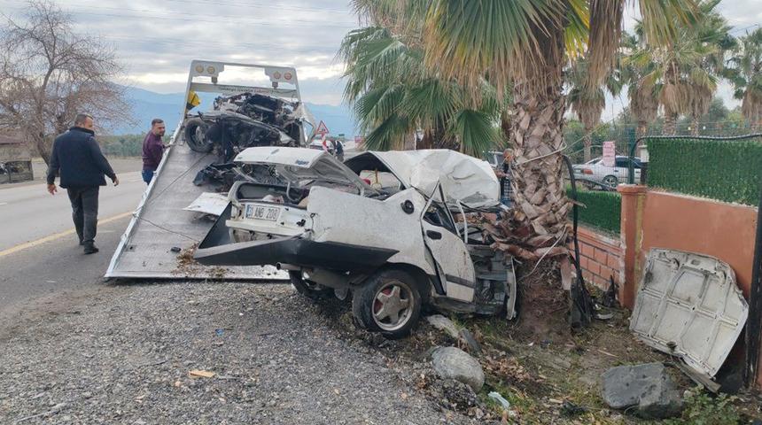 Feci kaza: O anlar güvenlik kameralarına anbean yansıdı! Ağaca çarpan aracın son hali panik yarattı