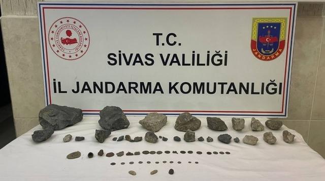 Sivas'ta 23 sikke, 10 obje ve 28 değerli taş ele geçirildi