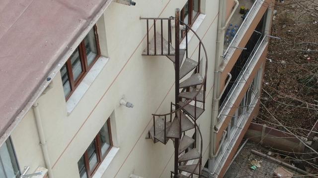 Yok diyemezsin ama tam olarak var da sayılmaz! Göstermelik yangın merdiveni sosyal medyada olay oldu