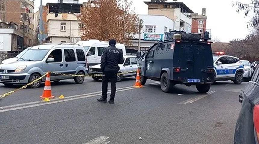 Biri gözcülük yaptı, diğeri vurdu! Sokakta yürürken silahlı saldırıya uğrayan adam hayatını kaybetti
