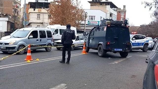 Biri gözcülük yaptı, diğeri vurdu! Sokakta yürürken silahlı saldırıya uğrayan adam hayatını kaybetti