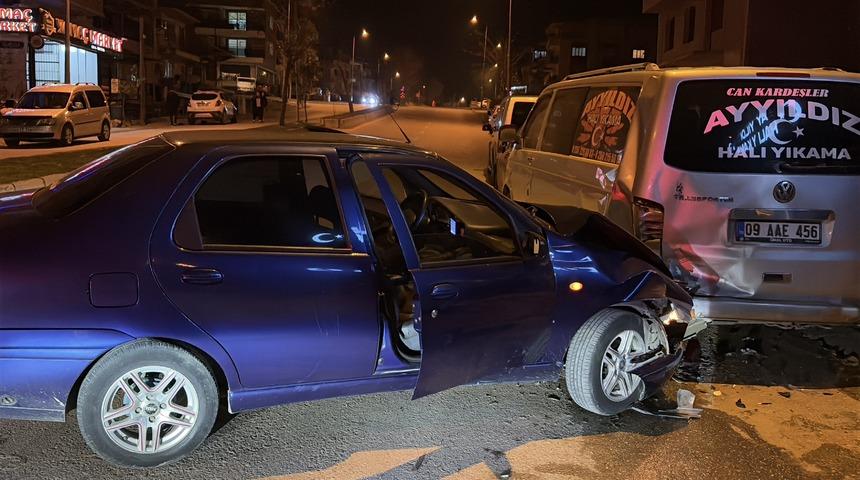 Aydın'da otomobilin park halindeki panelvana çarpması sonucu 1 kişi yaralandı