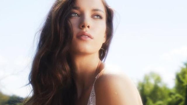 Herkes onu doğal güzel sanıyordu... Yalı Çapkını'nın Seyran'ı Afra Saraçoğlu'nun estetiksiz hali şaşırttı